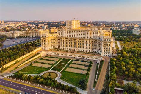 Bâtiment du Parlement à Bucarest Roumanie - puzzle en ligne