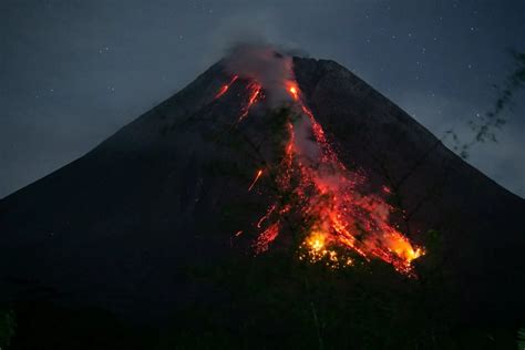 Al menos 1 500 personas evacuadas por la erupción de un volcán al este