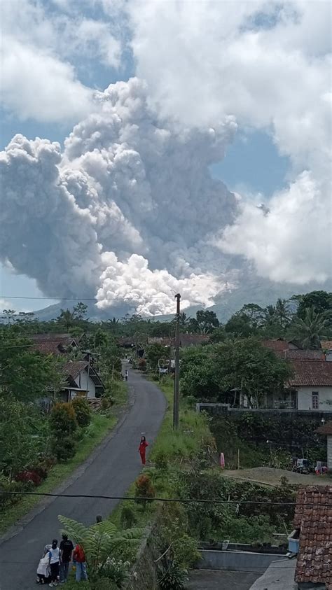 Gunung Merapi Muntahkan Awan Panas Potensi Bahaya Capai Radius