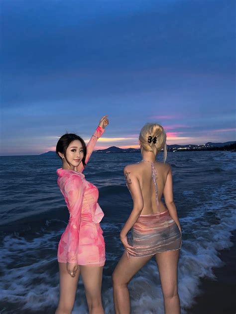 Nóng rực bộ ảnh diện bikini kéo nhau ra biển của các nàng