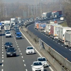 Milano Auto Contro Il Guard Rail In Tangenziale Traffico Bloccato A