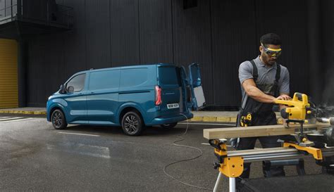 Ford mid-sizes its electric van lineup with 236-mile E-Transit Custom