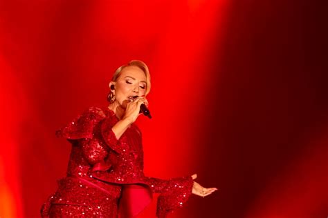 Lepa Brena S Pjesmom U I Slobodno Otvorila Drugi Koncert U Sarajevu