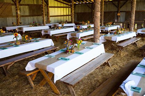 Hochzeit In Einer Scheune Auf Dem Bauernhof Picnic Table Wedding