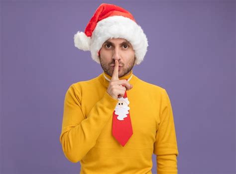 Impresionado Joven Cauc Sico Vistiendo Gorro De Navidad Y Corbata