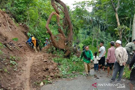 Jalan Utama Pasir Kuda Cianjur Terputus Akibat Longsor Antara News