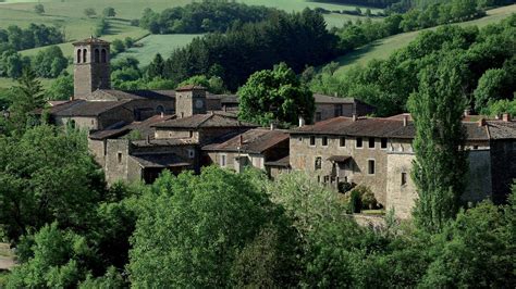 Ce village médiéval unique au monde près de Lyon est l un des plus