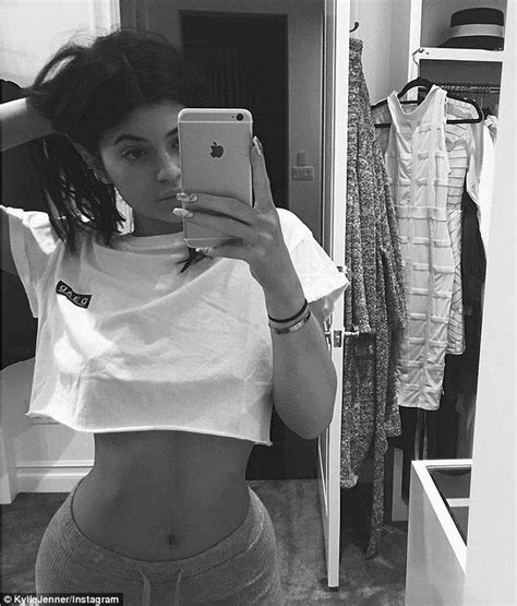 Kylie Jenner Flaunts Trim Midsection In Selfie Kylie Jenner Style