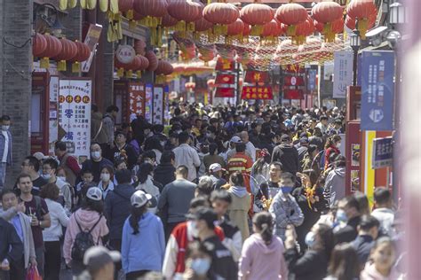 直击｜五一小长假首日，各地景区开启“人从众”模式快看澎湃新闻 The Paper