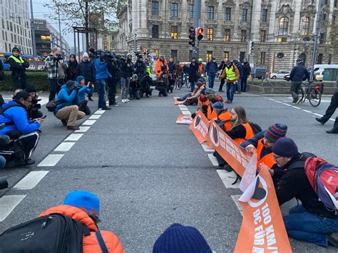 Gro E Klima Protest Aktion In M Nchen Auch Autobahnen Betroffen