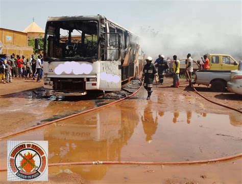 Burkina Un Car De Transport De Places Prend Feu Dans Un Garage