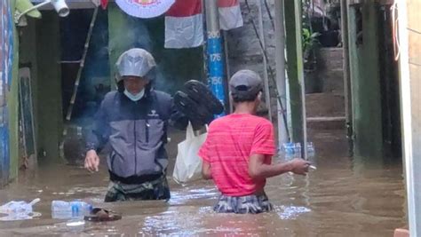 Kali Ciliwung Meluap 2 RT Di Kampung Melayu Terendam Banjir 1 Meter