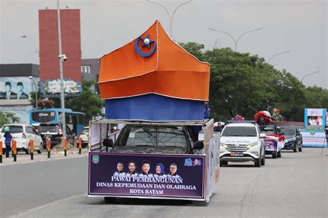 Beragam Pakaian Adat Hingga Kendaraan Hias Meriahkan Pawai Pembangunan