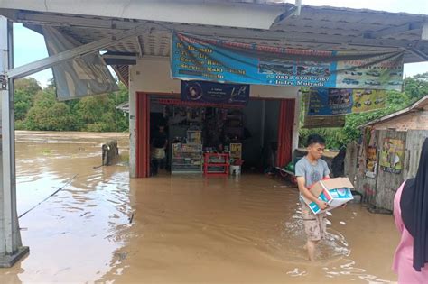 Tim Sar Cari Dua Korban Hanyut Terseret Banjir Bandang Di Oku Sumsel