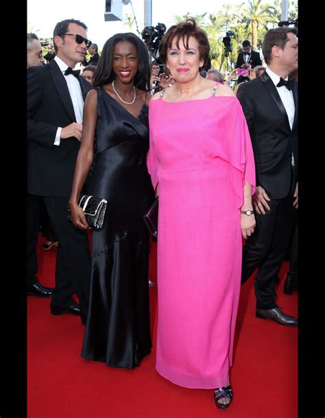 Vidéo Hapsatou Sy et Roselyne Bachelot lors de la montée des marches