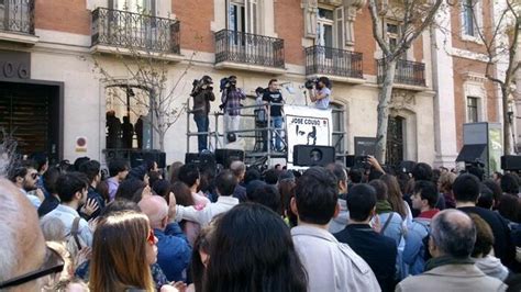 Cientos De Personas Arropan A La Familia Couso Frente A La Embajada De Eeuu