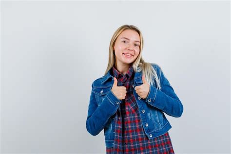 Jeune femme blonde charmante isolée Photo Gratuite