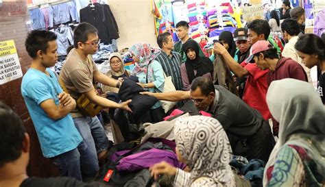 Cari Busana Muslim Warga Serbu Pasar Tanah Abang Foto Liputan