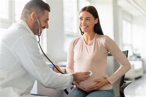 Premium Photo Medical Service Concept Male Doctor Examining Pregnant