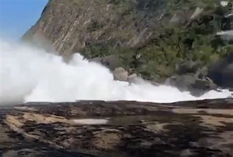 Vídeo banhistas são arrastados por ondas fortes em praia de Niterói