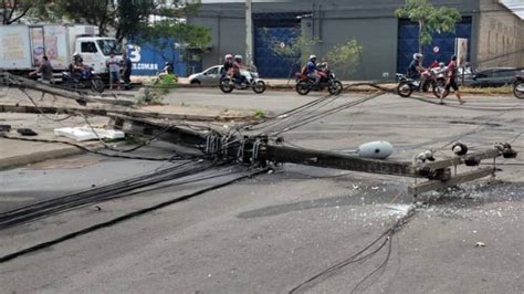 Caminhão arrasta fios e derruba postes no bairro Cajazeiras