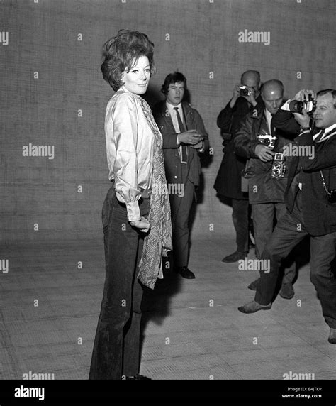 Actress Maggie Smith Oscar Hi Res Stock Photography And Images Alamy