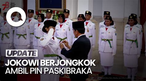 Momen Jokowi Jongkok Ambil Pin Paskibraka Yang Jatuh