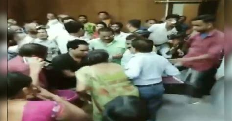 A Woman Thrashes A Govt Official With A Slipper Gwalior Madhya Pradesh