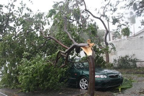 Le cyclone Bejisa séloigne de La Réunion