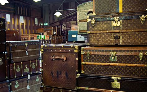 10 Best Luxury Suitcase Brands for Travelling in Style | Slingo Blog