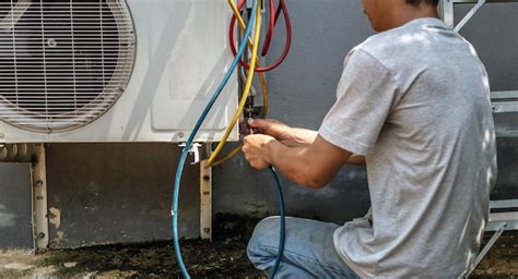 El Electricista Que Repara El Aire Acondicionado El T Cnico Est