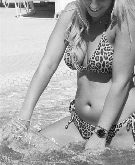 9 Hot Sexy Dee Van Der Zeeuw Bikini Pics