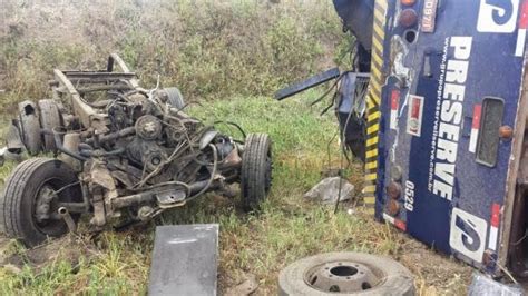 Uma pessoa morre e três ficam feridas após carro forte capotar na BA