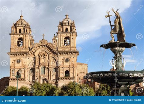 Inca Pachacutec Sobre Fuente E Iglesia Cat Lica Imagen De Archivo