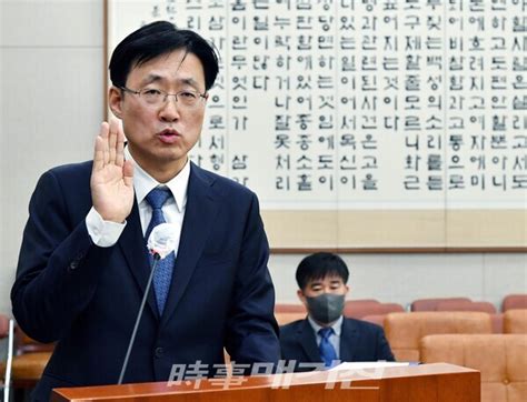 재판관후보자 인사청문회 선서하는 김형두