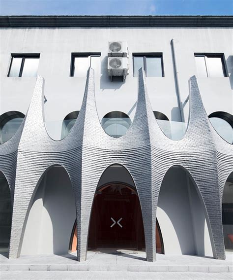 Architects Applies Arched Silver Fa Ade To Photography Studio In