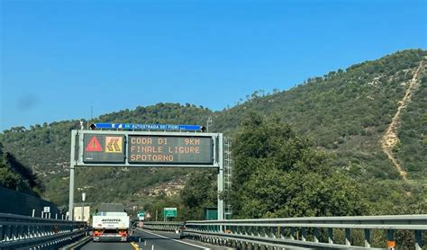 Caos Autostrade Restringimenti E Cantieri Coda Di Km In A