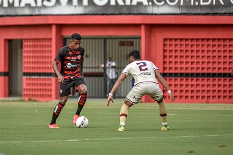 Salomão avalia briga sadia na lateral esquerda do Vitória e celebra