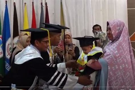 Bayi Bulan Gantikan Sang Ibu Wisuda Di Palopo Kisahnya Bikin Air