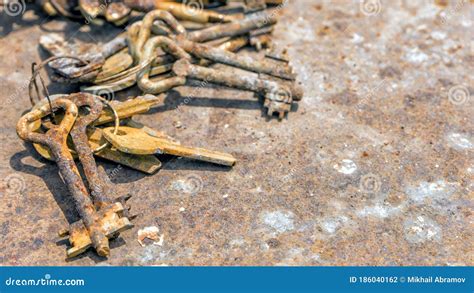 Varias Antiguas Llaves Oxidadas En El Anillo Grabadas Sobre Fondo De