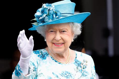 Queen Elizabeth Ii Critiques Downton Abbey Popsugar Entertainment