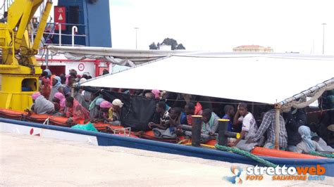 Maxi Sbarco A Reggio Calabria Nave Con A Bordo 814 Migranti