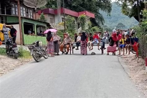 Giliran Warga Pulau Sangkar Blokir Jalan Kerinci Bangko Ini