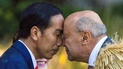 Apa Itu Salam Hongi Tradisi Salam Suku Maori Selandia Baru Mbipike