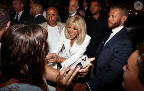 Emmanuel et Brigitte Macron très bronzés bain de foule à Bormes les