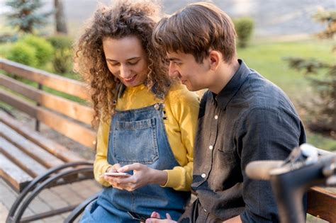 Jovem casal relaxando juntos ao ar livre Foto Grátis