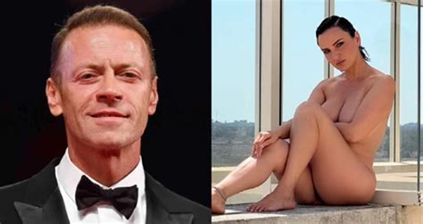 Arisa Dopo Le Foto Hot Arriva La Proposta Di Rocco Siffredi Facciamolo