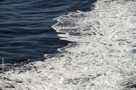 Foto De Weisser Schaum Und Wellen Auf Der Wasseroberfl Che Im Meer