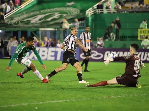 Vinicius decide e vê vitória como motivação para o clássico Clube