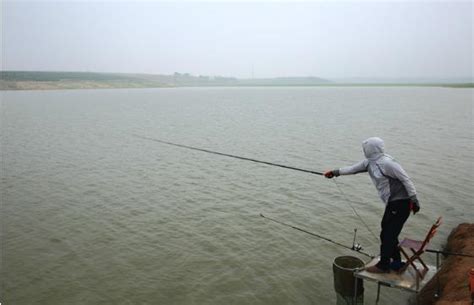 夏季釣魚打窩小技巧，5年老釣友偷偷教你，想不爆護都很難 每日頭條